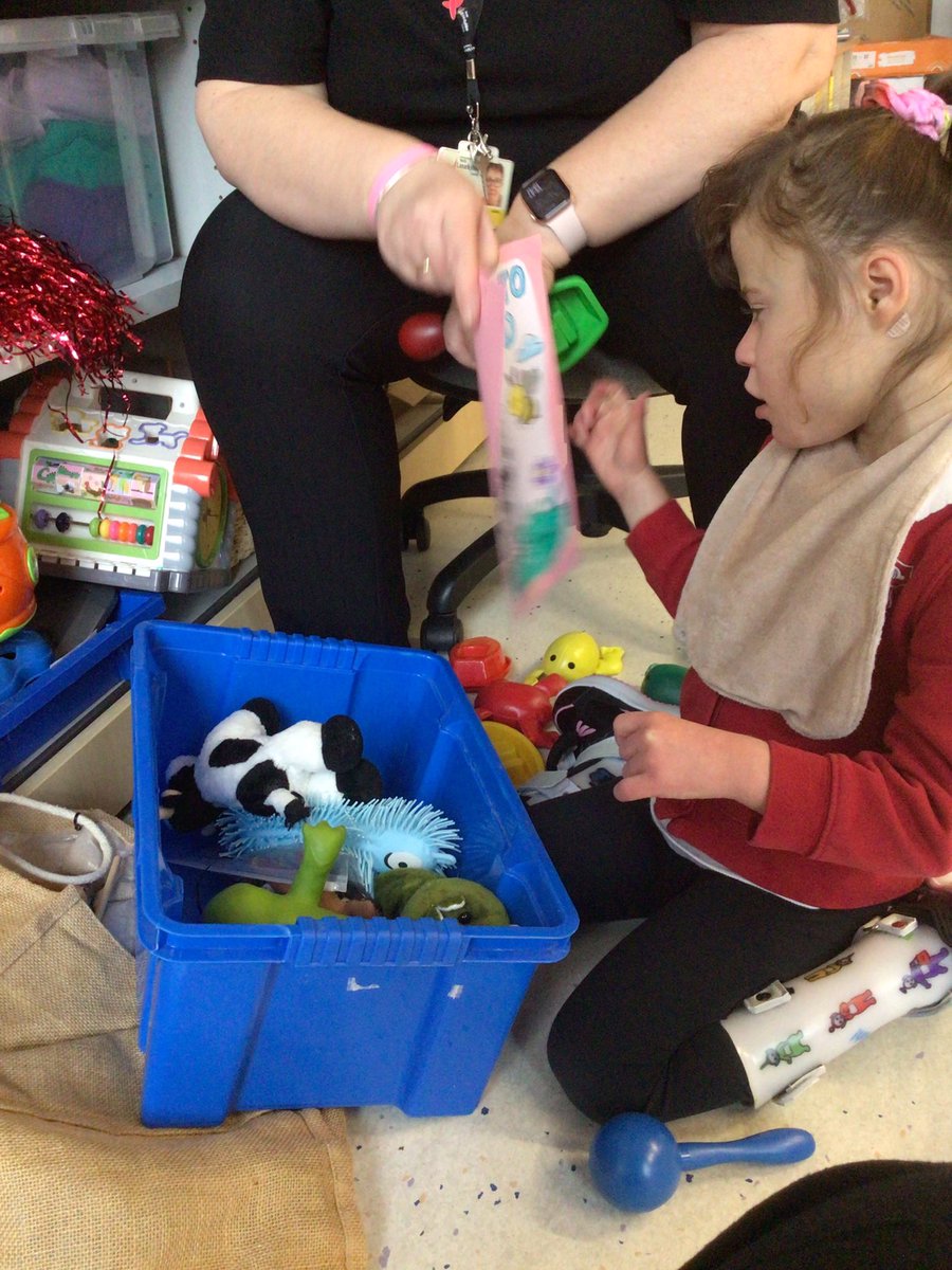 Thank you to our lovely friends in the Blueberry Bees class for our beautiful pictures and delicious chocolate biscuits. What a wonderful act of kindness <a href="/drumparkprimary/">Drumpark</a> <a href="/DpBlueberryBees/">The Drumpark Blueberry Bees</a>