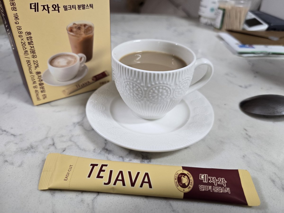 출시하자마자 주문해서 먹어본 후기
'오 데자와다'
데자와 특유의 그 밍밍한 홍차 맛의 구현은 확실. 한포 당 정량인 물 100ml를 넣어 마셔도, 70ml로 물량을 맞춰도 밀도만 높아진 데자와 본연의 밍밍함을 유지함

마트에서 데자와를 찾아다니는 수고를 덜고 싶고 탕비실 커피처럼 마시고 싶다 : 추천