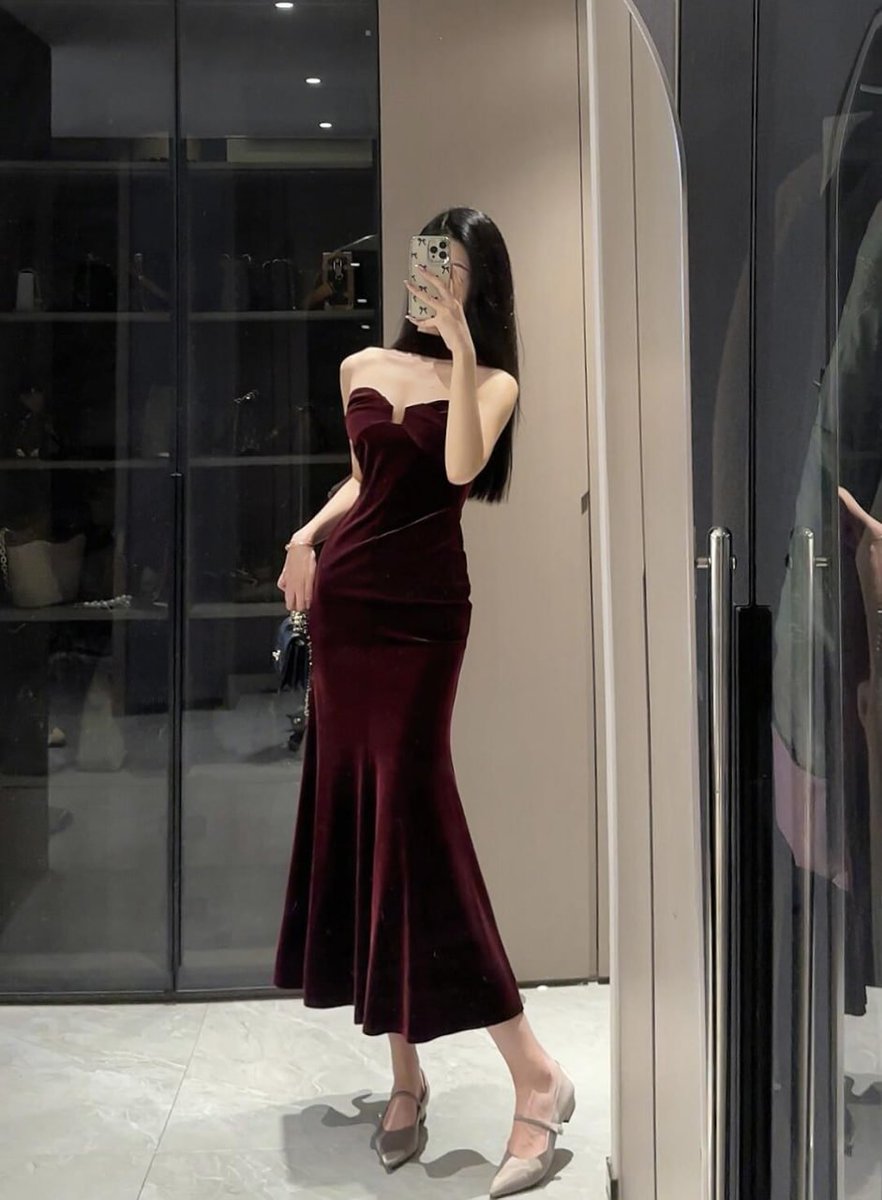 ff6_js's tweet image. Elegance redefined in deep burgundy. Ready to turn heads tonight😝