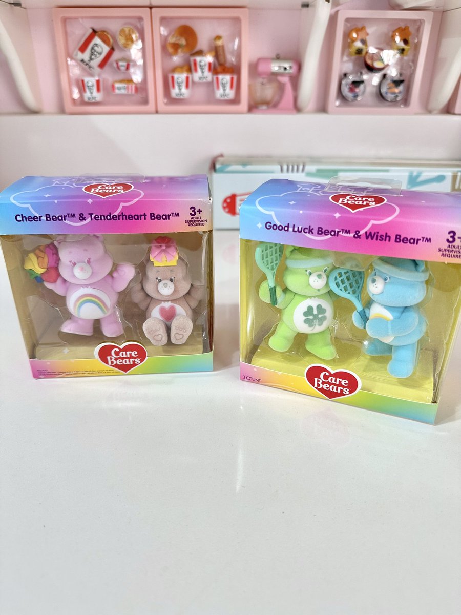EllalalaHannah's tweet photo. わぁ〜🩷
Pop martで買おうと思ってたのとそっくりなやつ発見💡
しかもサイズはほぼ同じでお値段半額以下🤣

で、これどーする？？
飾るのか🤣

何度見ても今の顔より昔の顔の方が可愛いな💚💜

#ケアベア 
#carebears 
#fivebelow
#notbelow https://t.co/NQDTz1UtTl