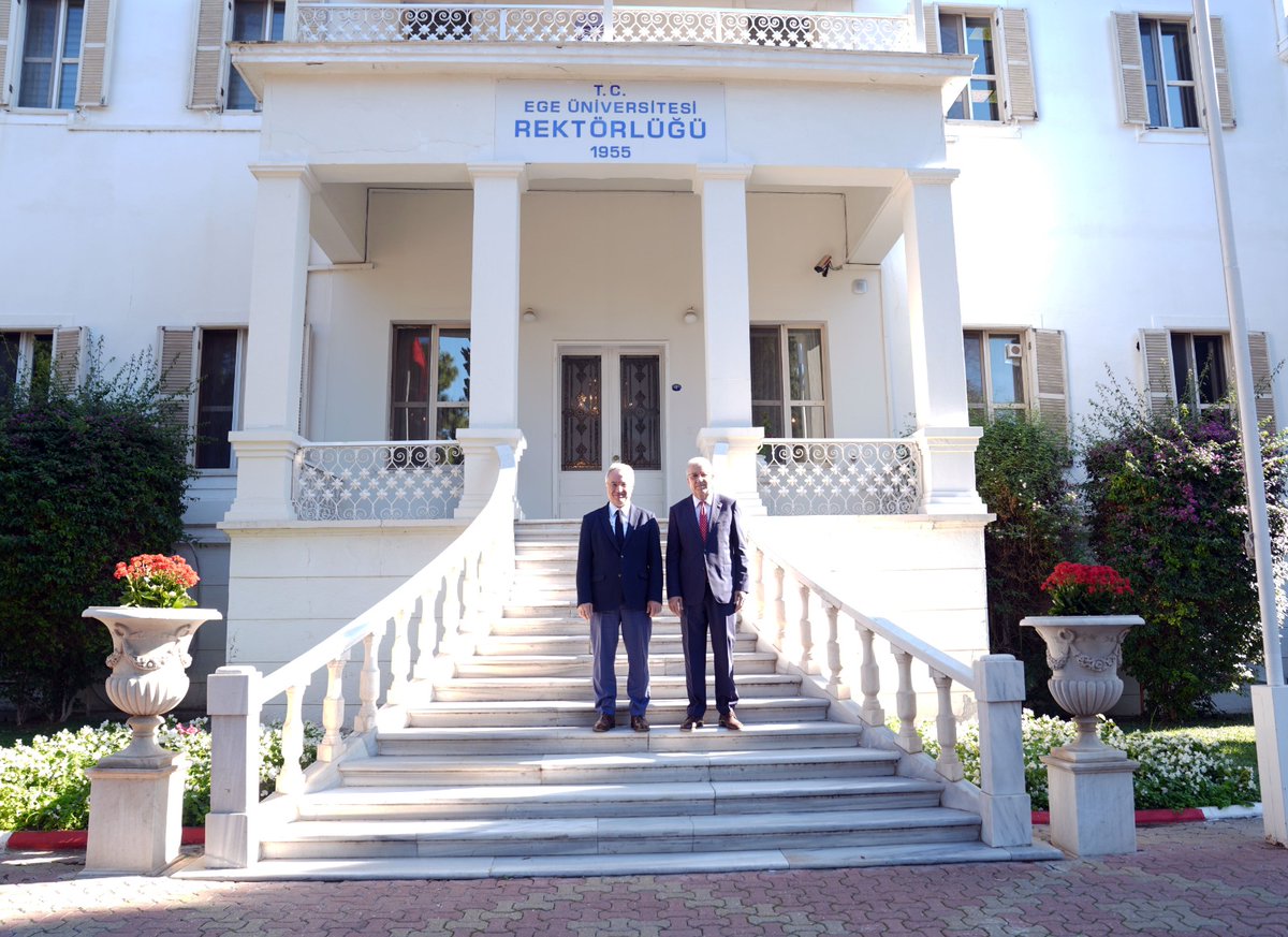 İzmir Demokrasi Üniversitesi Rektörü Prof. Dr. Selim Karahasanoğlu, Ege Üniversitesi Rektörü Prof. Dr. Necdet Budak’a iadeiziyarette bulundu. Ziyaret, karşılıklı iyi dileklerin sunulması ve hatıra fotoğrafı çekimiyle sona erdi.
#izmirdemokrasiüniversitesi