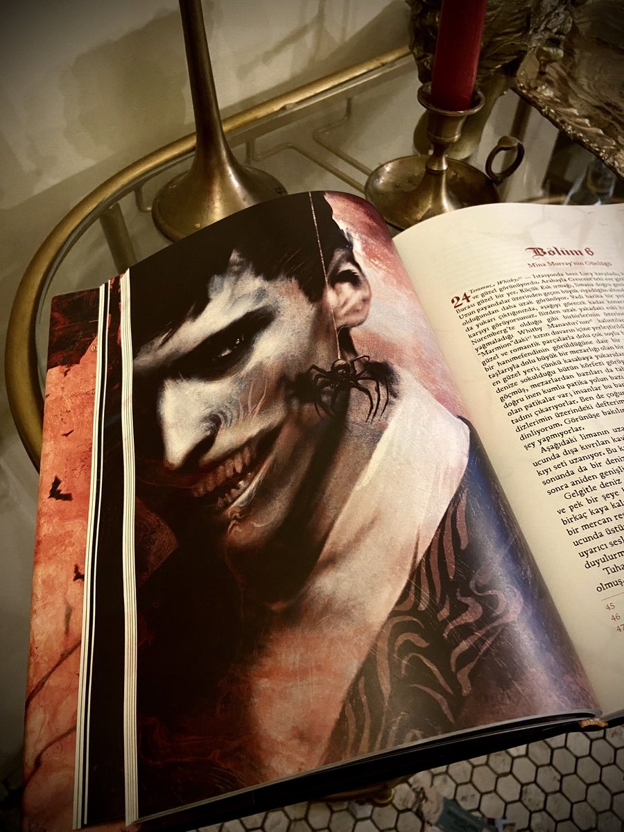 İçerisinde <a href="/Ebrahelurci/">Ebrahel Lurci</a> ’nin müthiş illüstrasyonları, <a href="/aginbasak/">Başak Ağın</a> ’ın ön sözü, Nevzat Kaya ve <a href="/okanbayulgen/">okan bayulgen</a> ’in son sözlerinin yer aldığı Bram Stoker’ın Drakula’sı  <a href="/otukennesriyat/">Ötüken Neşriyat</a> ’tan çıktı. Kendini öncekilerden ayıran muadilsiz bir çalışma olmuş.🦇