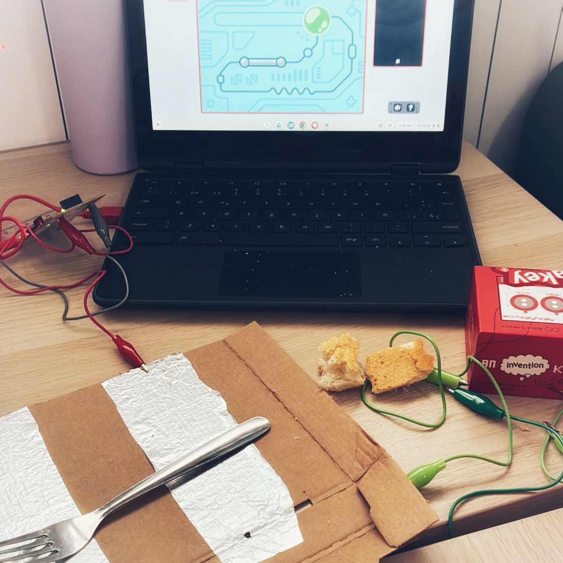 L'alumnat de sisè fent ús de la placa MakeyMakey descobreix si els materials son aïllants o conductors de l'electricitat.#makeymakey #espriumontgat #ciclesuperior