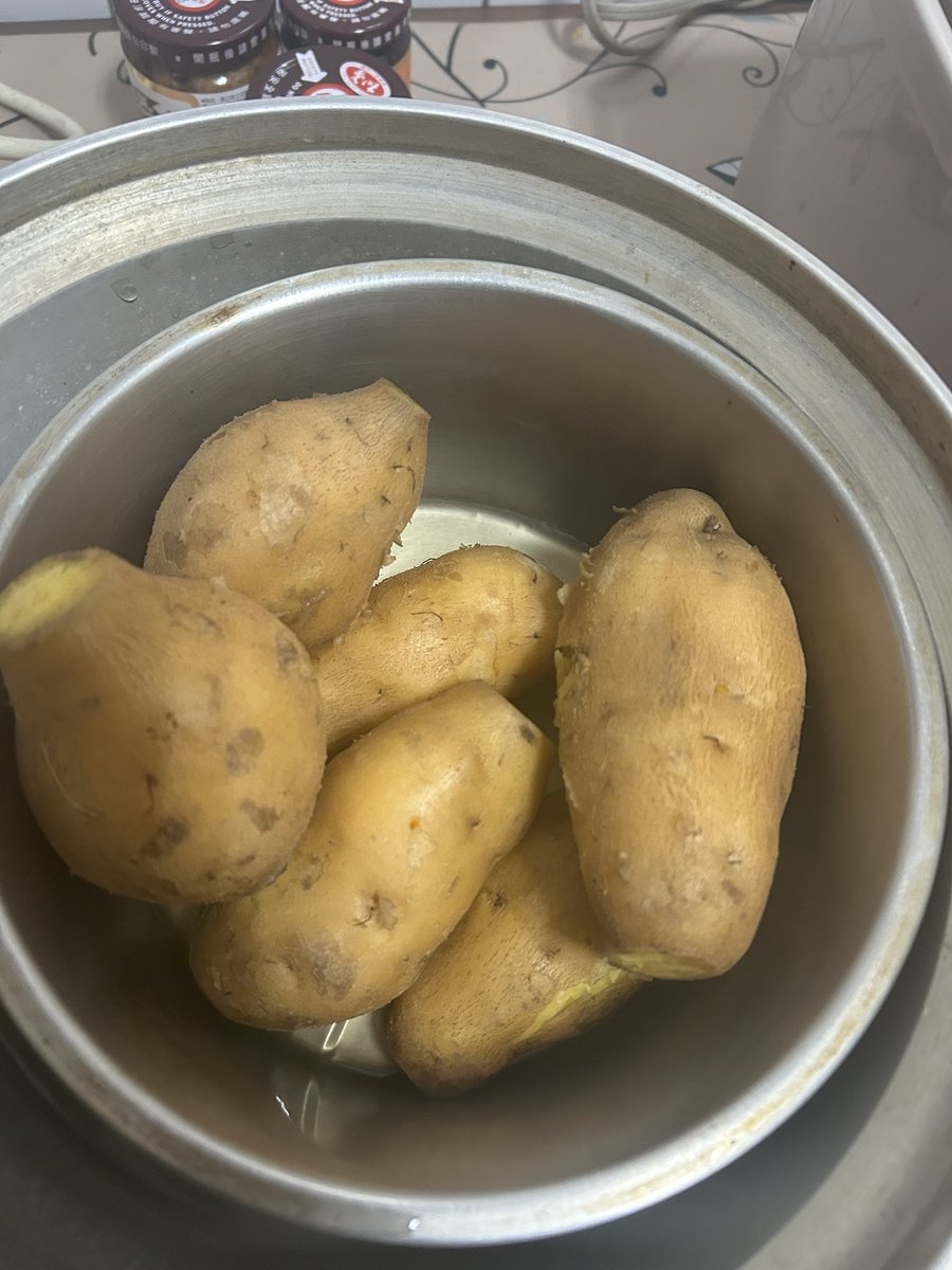 ramiro8541's tweet photo. 買門市好吃的地瓜🍠回家蒸煮！熱熱的、冰冰的，都好吃😋 https://t.co/Vb7b23XbnY