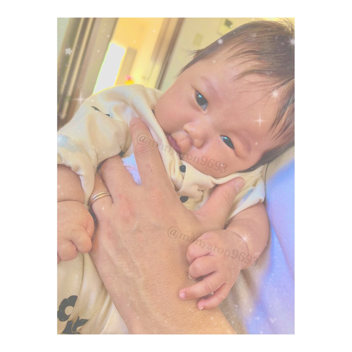 manyaron9693's tweet photo. あーーっという間に結音2ヶ月👶🏻❤︎(昨日)
時が経つの早すぎる( ; ; )💭
"昨日できなかった事が今日いきなりできるようになる"
沢山の事ができるようになったこの1ヶ月間😽🤍
毎日成長を感じさせてくれる👶🏻🍼
この先毎日の成長が楽しみ♡すくすく育ってね😘
#生後2ヶ月 #2months #女の子ママ https://t.co/KV9GIJX6zo