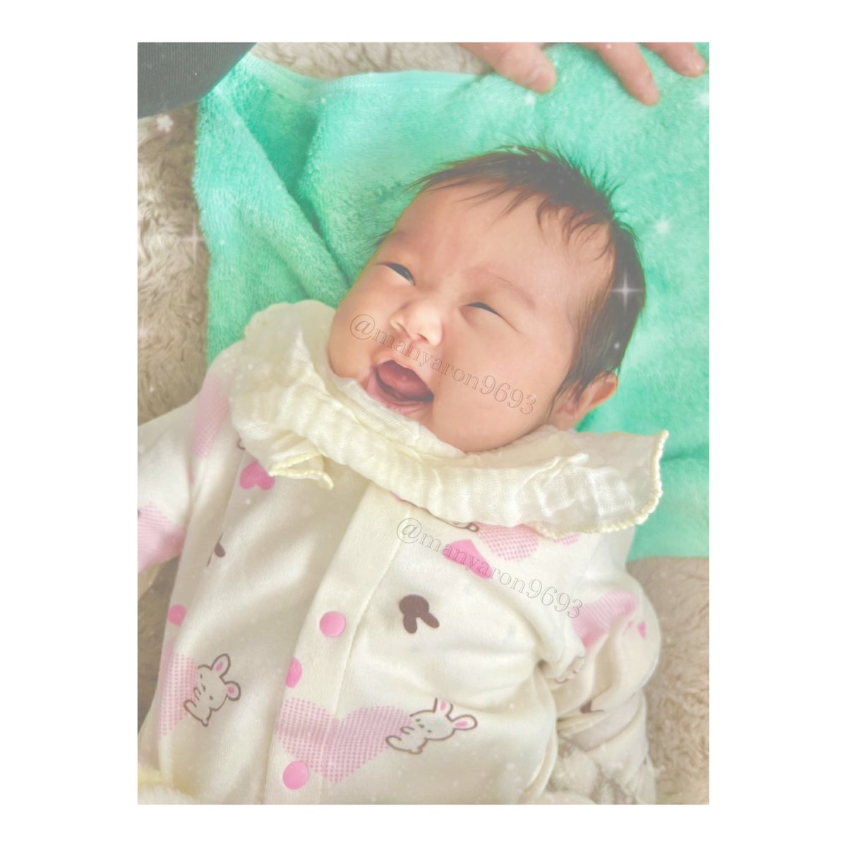 manyaron9693's tweet photo. あーーっという間に結音2ヶ月👶🏻❤︎(昨日)
時が経つの早すぎる( ; ; )💭
"昨日できなかった事が今日いきなりできるようになる"
沢山の事ができるようになったこの1ヶ月間😽🤍
毎日成長を感じさせてくれる👶🏻🍼
この先毎日の成長が楽しみ♡すくすく育ってね😘
#生後2ヶ月 #2months #女の子ママ https://t.co/KV9GIJX6zo