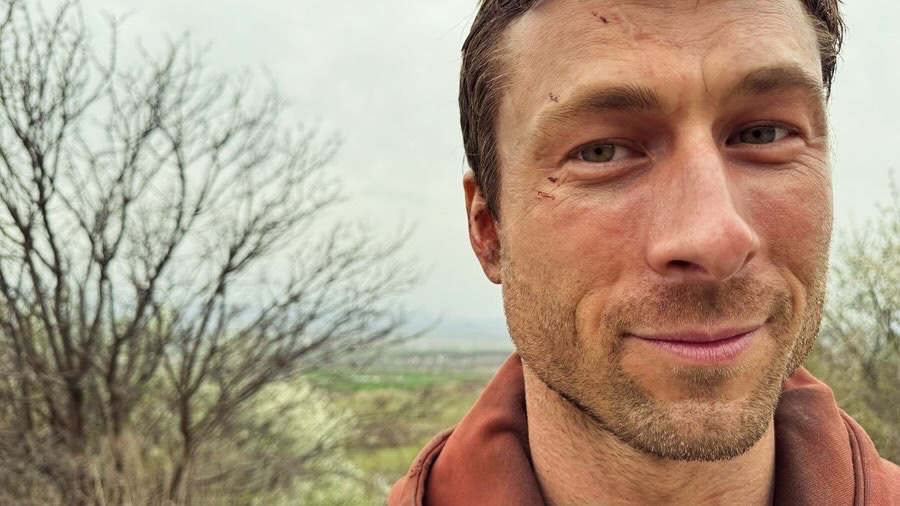 edgarwright's tweet image. Glen Wide. Glen Close.

This was my running joke picking camera angles on the @runningmanmovie. And so on @glenpowell’s final day of shooting on March 25th, 2025 in Sofia, Bulgaria, I took these two photos. Mr Powell was a dream to work with, he gave his all and did it with huge…