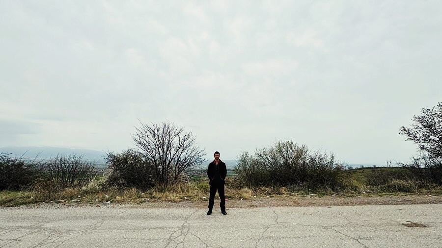 edgarwright's tweet image. Glen Wide. Glen Close.

This was my running joke picking camera angles on the @runningmanmovie. And so on @glenpowell’s final day of shooting on March 25th, 2025 in Sofia, Bulgaria, I took these two photos. Mr Powell was a dream to work with, he gave his all and did it with huge…