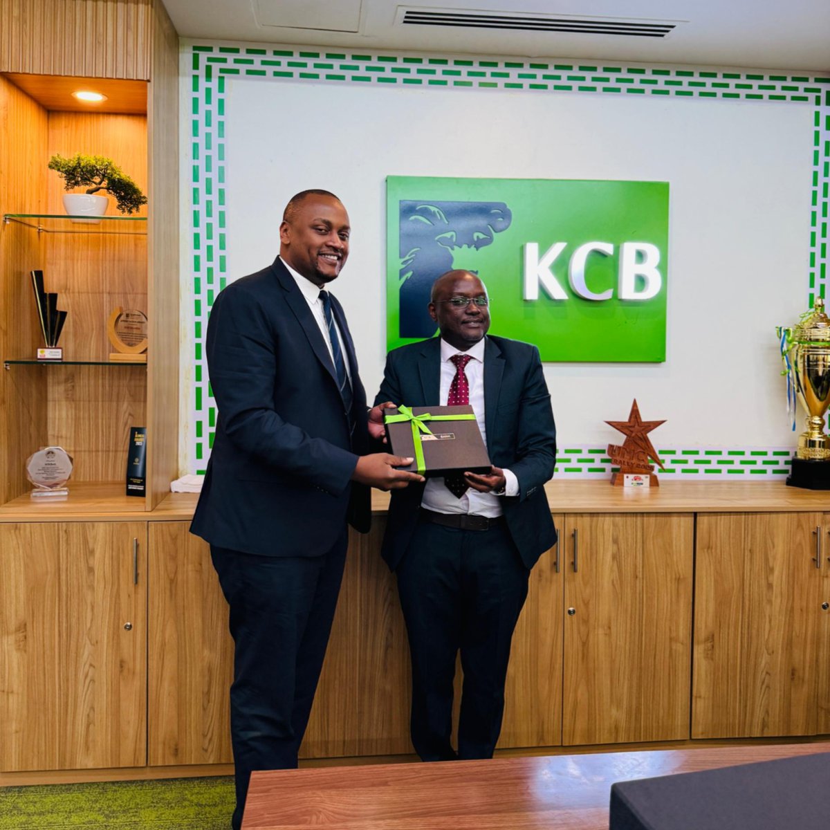 CSAssetManagers's tweet image. Celebrating Partnership and Progress with KCB Bank Uganda

As we reflect on an incredible year of growth and achievement, we take this moment to extend our heartfelt appreciation to KCB Bank Uganda - our steadfast partner and supporter.

Your belief in our vision and continuous…