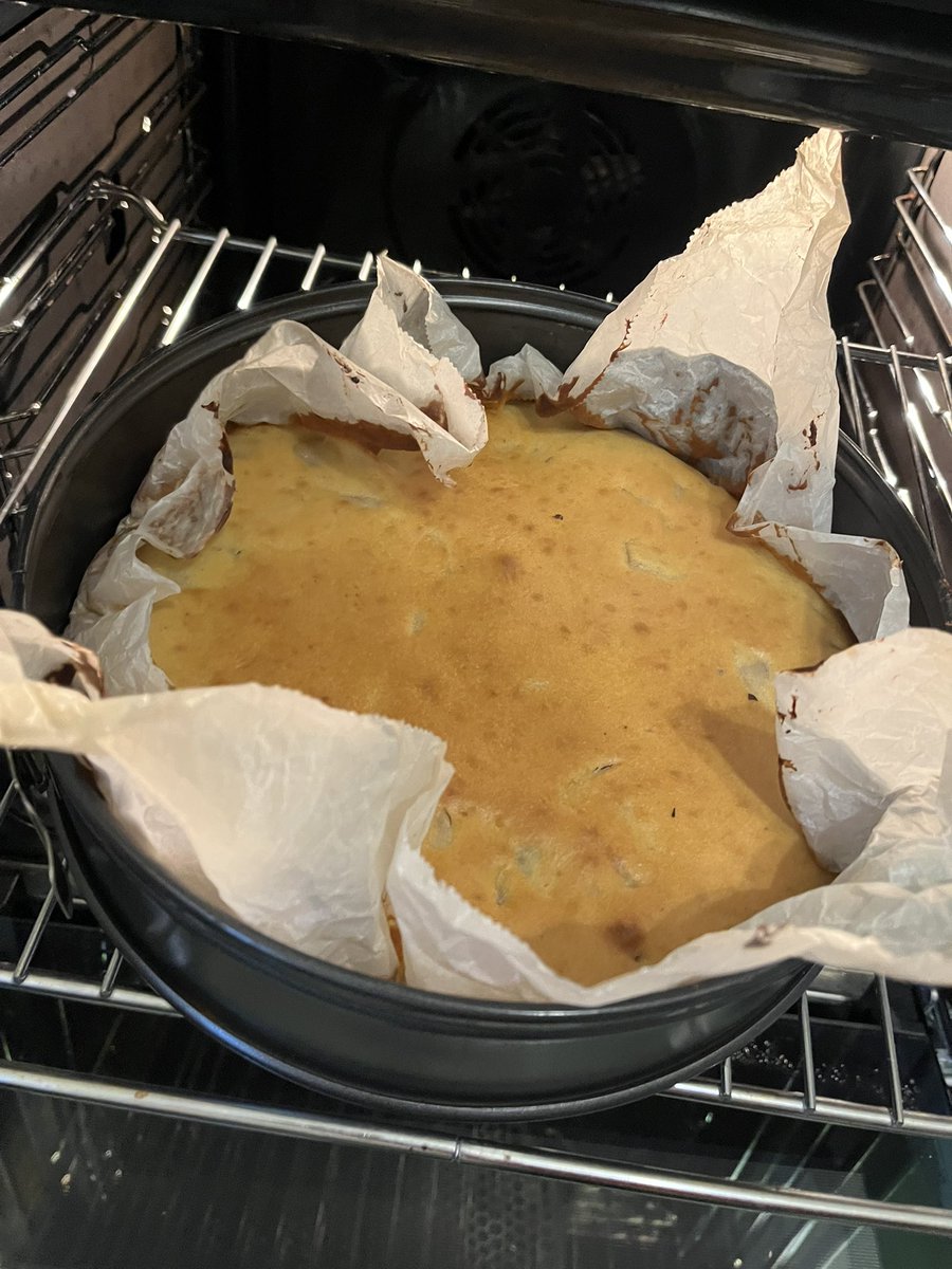 paniCutter's tweet image. Від стресу хочеться весь час щось солоденьке
На сьогодні в нас грушевий пиріг який вийшов неймовірно бляха солодким