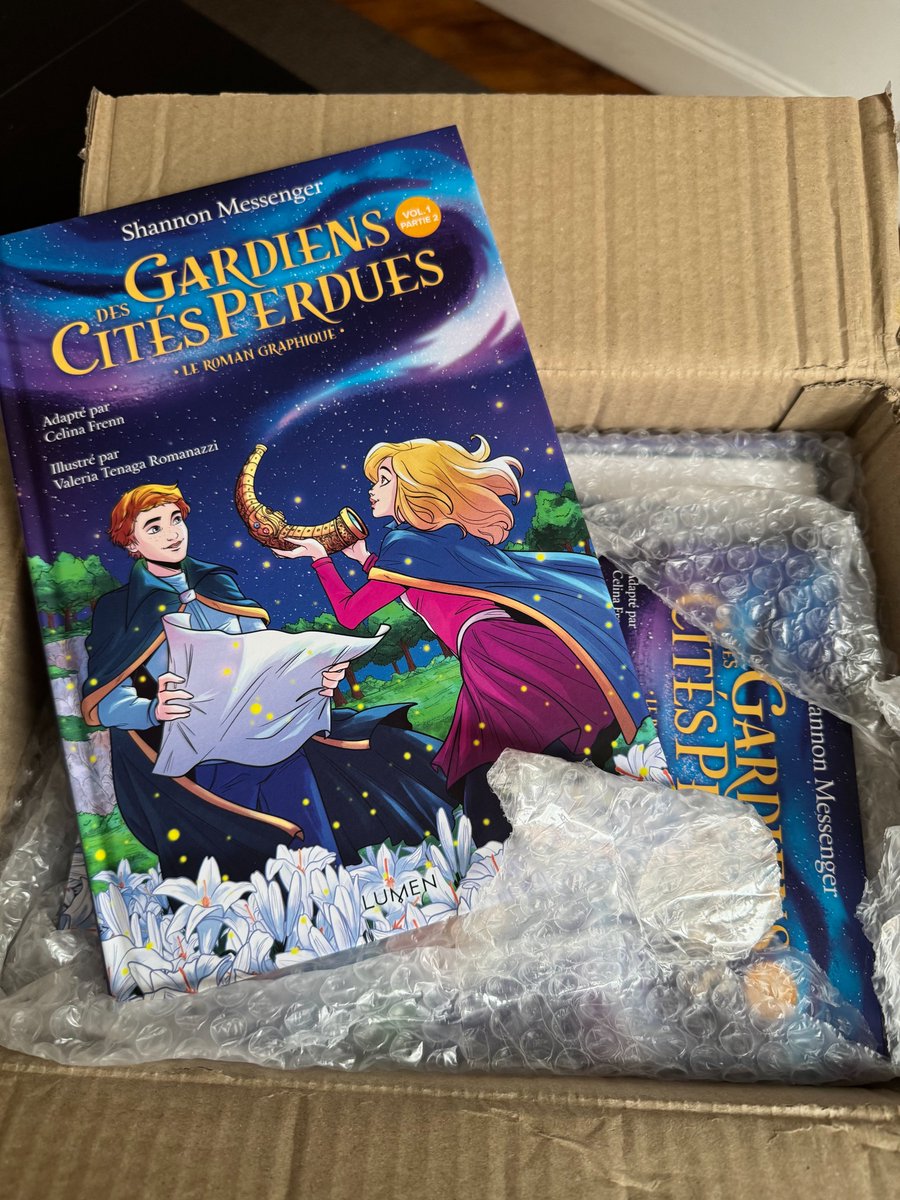 Chez Lumen, on s'est fait un petit unboxing bien sympathique, avec l'arrivée des premiers exemplaires du deuxième volet du roman graphique Gardiens des Cités perdues !
Vous pourrez retrouver Sophie Foster et ses potes en librairie à partir du 04/12 ! 🫶
