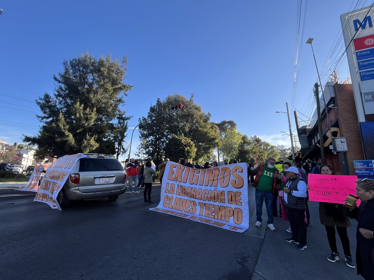 barbs_cv's tweet photo. Manifestación de maestros de media superior y superior, exigiendo la liberación de las claves retenidas por el gobierno, regularización de claves, reparto de horas!
Ni a los funcionarios les piden tantos requisitos como a los maestros!!!!
@JCarlos_Valerio @aztecapuebla https://t.co/W5OU2kmPRg