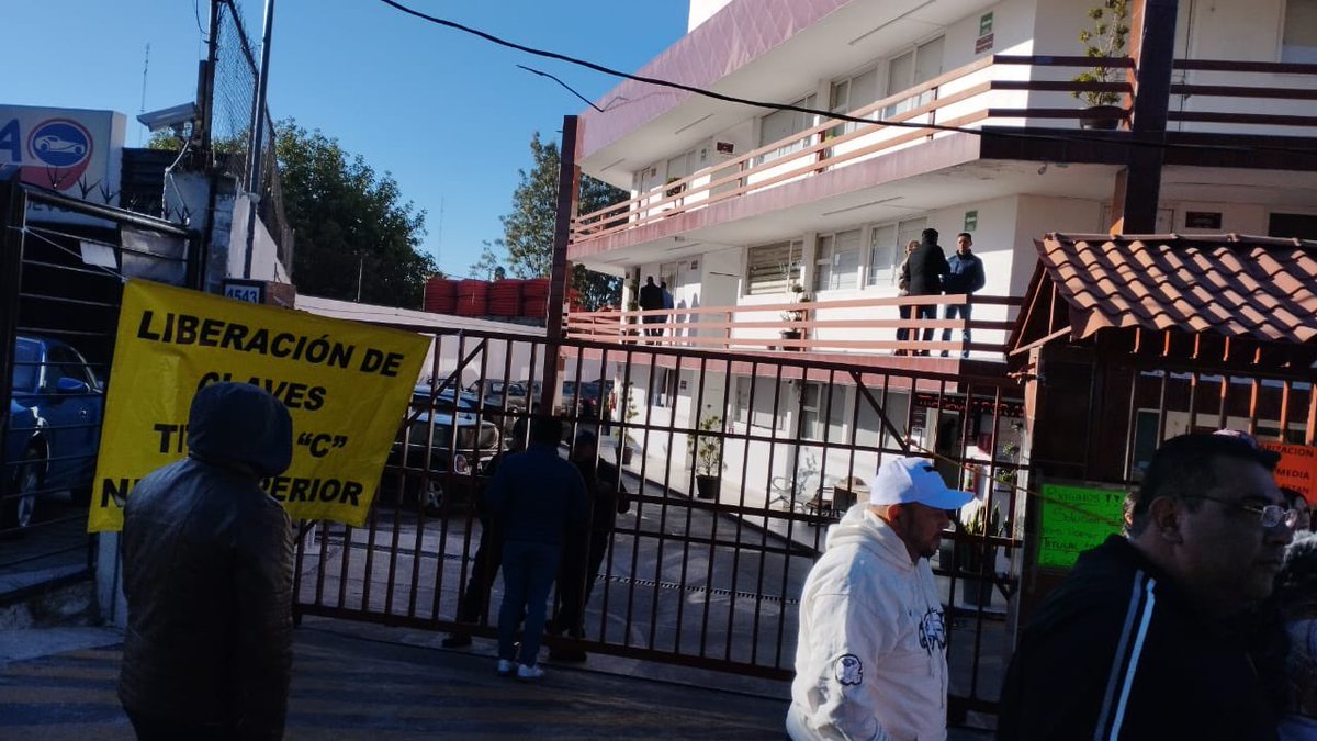 barbs_cv's tweet photo. Manifestación de maestros de media superior y superior, exigiendo la liberación de las claves retenidas por el gobierno, regularización de claves, reparto de horas!
Ni a los funcionarios les piden tantos requisitos como a los maestros!!!!
@JCarlos_Valerio @aztecapuebla https://t.co/W5OU2kmPRg