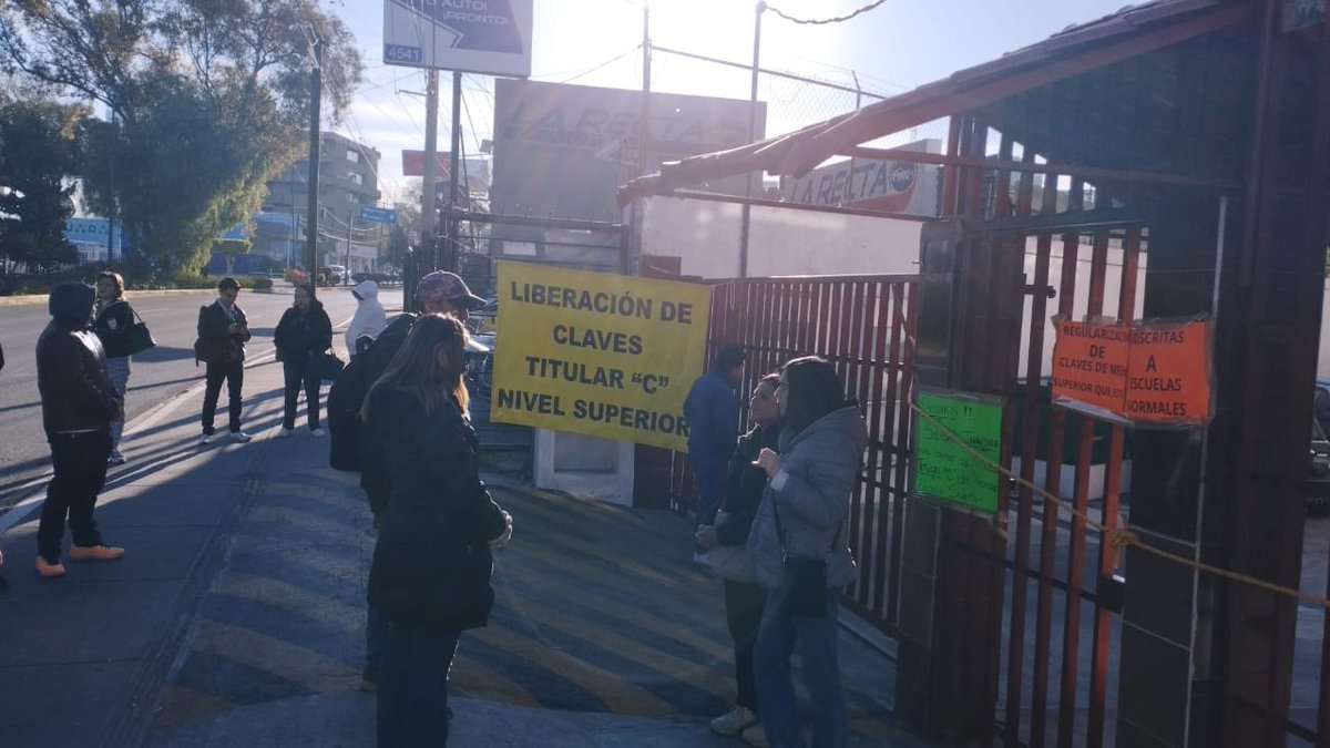 barbs_cv's tweet photo. Manifestación de maestros de media superior y superior, exigiendo la liberación de las claves retenidas por el gobierno, regularización de claves, reparto de horas!
Ni a los funcionarios les piden tantos requisitos como a los maestros!!!!
@JCarlos_Valerio @aztecapuebla https://t.co/W5OU2kmPRg