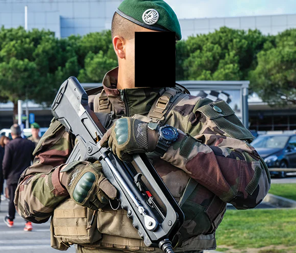 submundodocrime's tweet photo. Autoridades da Alemanha, Dinamarca, França, Letônia e Reino Unido deflagraram uma operação que desmantelou uma rede de mercenários a serviço do crime organizado.

Foram presas 6 pessoas, entre elas ex-membros da Legião Estrangeira Francesa, que atuavam sob encomenda de um grupo de crime organizado. Eles haviam sido contratados para sequestrar um traficante albanês envolvido no roubo de várias toneladas de maconha, com prejuízo estimado em milhões de euros.

A Europol informou que militares e ex-militares com treinamento especializado têm oferecido seus “serviços” ao crime organizado, e que essa prática representa uma tendência crescente observada desde o início da guerra na Ucrânia. Esse modelo de prestação de serviços é conhecido como “Violence-as-a-service” (Violência como Serviço).