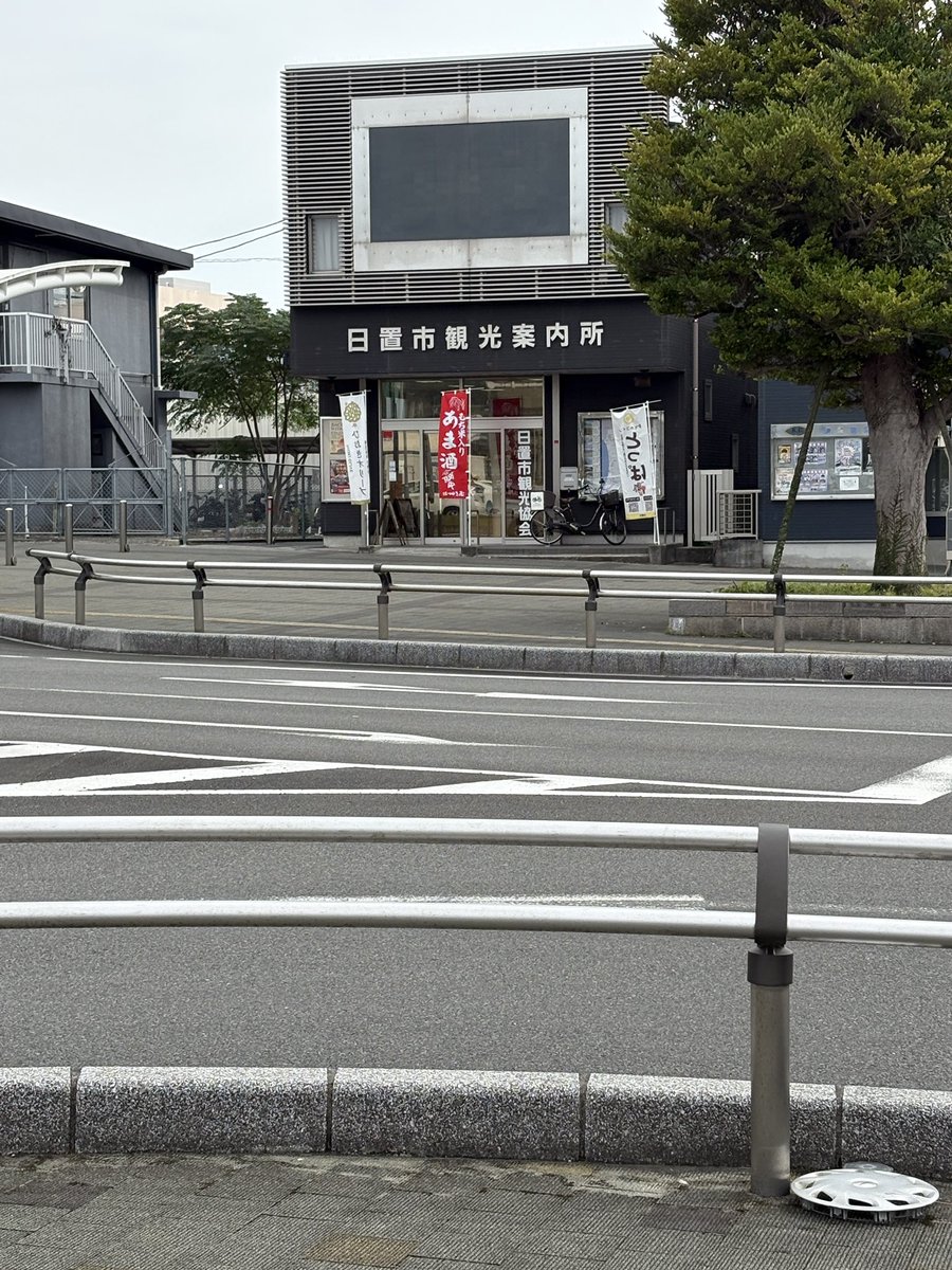 PKsetch's tweet photo. 日置市観光協会にマンホールカード貰いに行ったけど人も歩いていない喉かなところ。
出水市ツル博物館クレインパークいずみ　ここも誰も居ない穴場。
ツルが飛来してたけどまだまだ数は少ない。
日本の原風景があるほんと良い場所だ！ https://t.co/WqAVrRUtzE