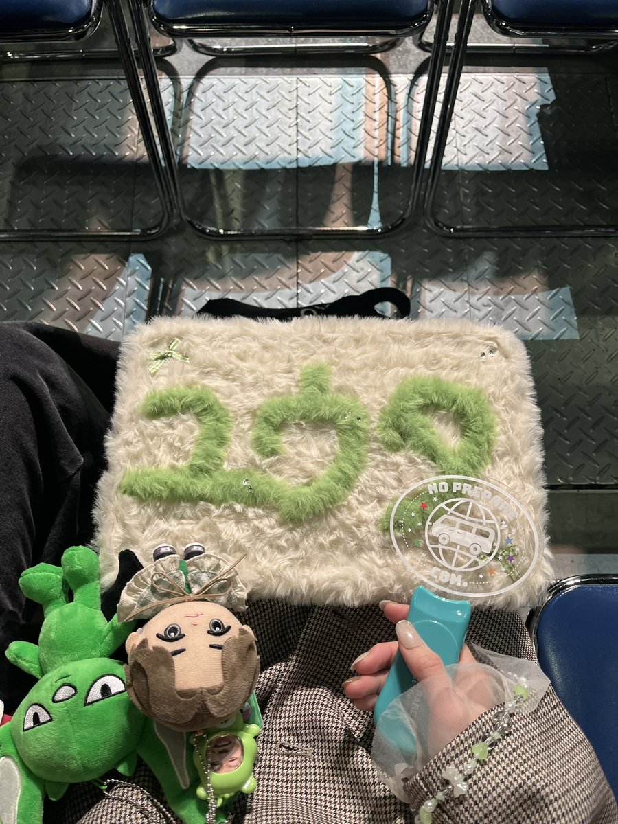 _____yutq35's tweet photo. 𝖭𝖮 𝖯𝖱𝖤𝖯𝖠𝖱𝖤 -𝖥𝗂𝗋𝗌𝗍 𝖳𝗋𝗂𝗉- 
最終公演にして初参戦だったけど𝖢𝖣𝖥ぶりに会えたコムドットのみんなはきらっきらしててかっこよかった〜〜〜🤍✨
ツアー完走おめでとう！🍲
また会えますように🤝🏻🎶💚💭
#ノンプリ愛知 https://t.co/AmxqWP9Z7Q