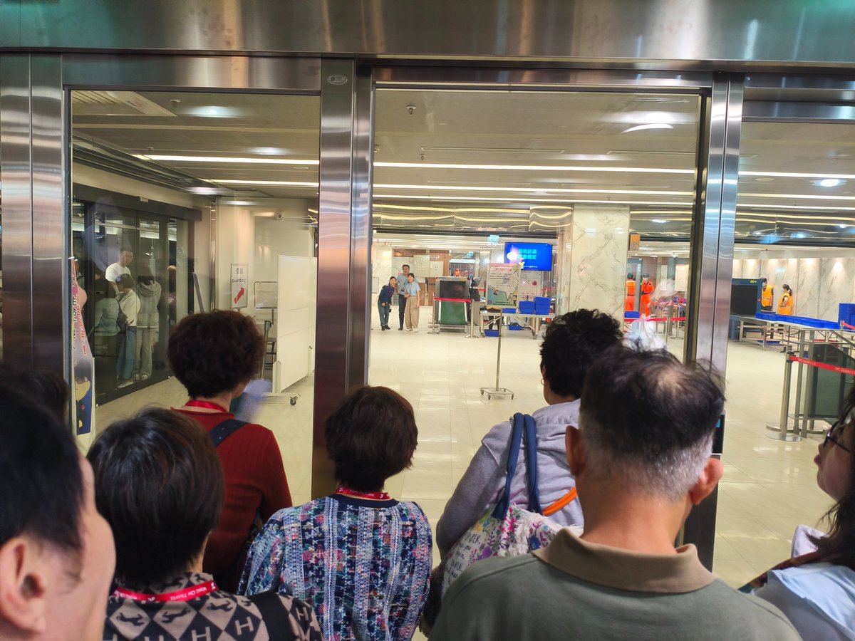 Sulahru's tweet photo. @CostaCruises @costacrociere this is what you get when you want to get back on the ship in Taiwan. An hour wait &amp; still waiting. No one getting back on. Staff laughing on the other side of the glass. People not getting dinner tonight! Or seeing the show. https://t.co/1SZtFH7lQT