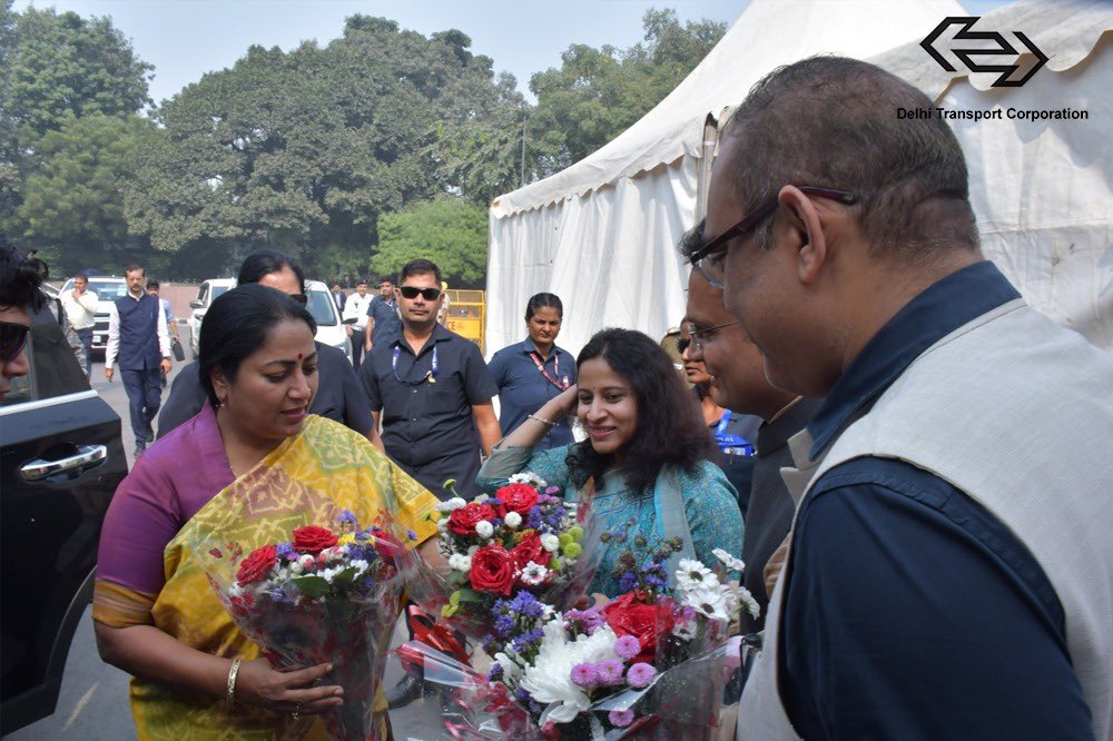 dtchq_delhi's tweet image. नई दिल्ली-सोनीपत अंतर्राज्यीय बस सेवा का लोकार्पण समारोह!

माननीय मुख्यमंत्री श्रीमती रेखा गुप्ता जी के कर-कमलों द्वारा ISBT कश्मीरी गेट से इस ऐतिहासिक बस सेवा का शुभारंभ किया गया।

इस विशेष अवसर पर हमारे साथ उपस्थित रहे माननीय परिवहन मंत्री डॉ. पंकज कुमार सिंह जी, परिवहन आयुक्त…