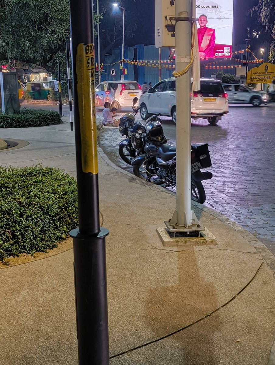 VikyArun's tweet photo. I called the @Childhelpindia 1098 a while back seeing this father and son begging in a major circle @ Ashoka Pillar, Lal Bagh, BLR.  
The call went on to 112 and within 3 mins the ticket got resolved without any intervention. No one had even called me to inquire!
@BlrCityPolice https://t.co/8knb8uON74