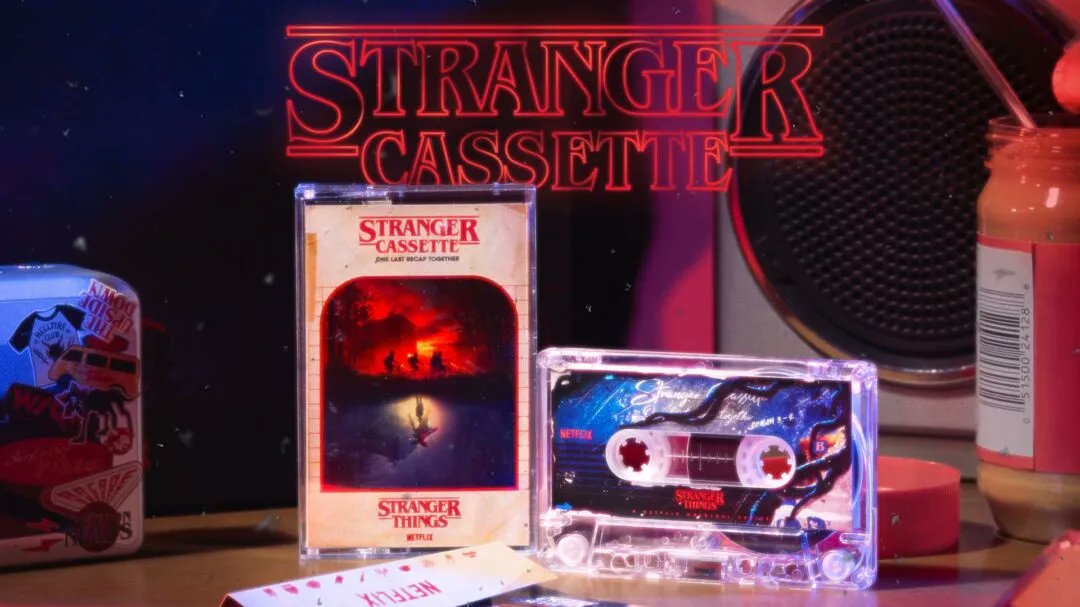 LKlufczynski's tweet photo. Moda na retro trwa. Jeszcze przed premierą 5. sezonu „Stranger Things” od Netflixa, platforma streamingowa oferuje fanom specjalne podsumowanie serialu w formie nagrania dźwiękowego. A wszystko to „zamknięte” na kasecie #Marketing #Netflix #NFLX #StrangerThings5 #StrangerThings https://t.co/iiLD2Tk7c4