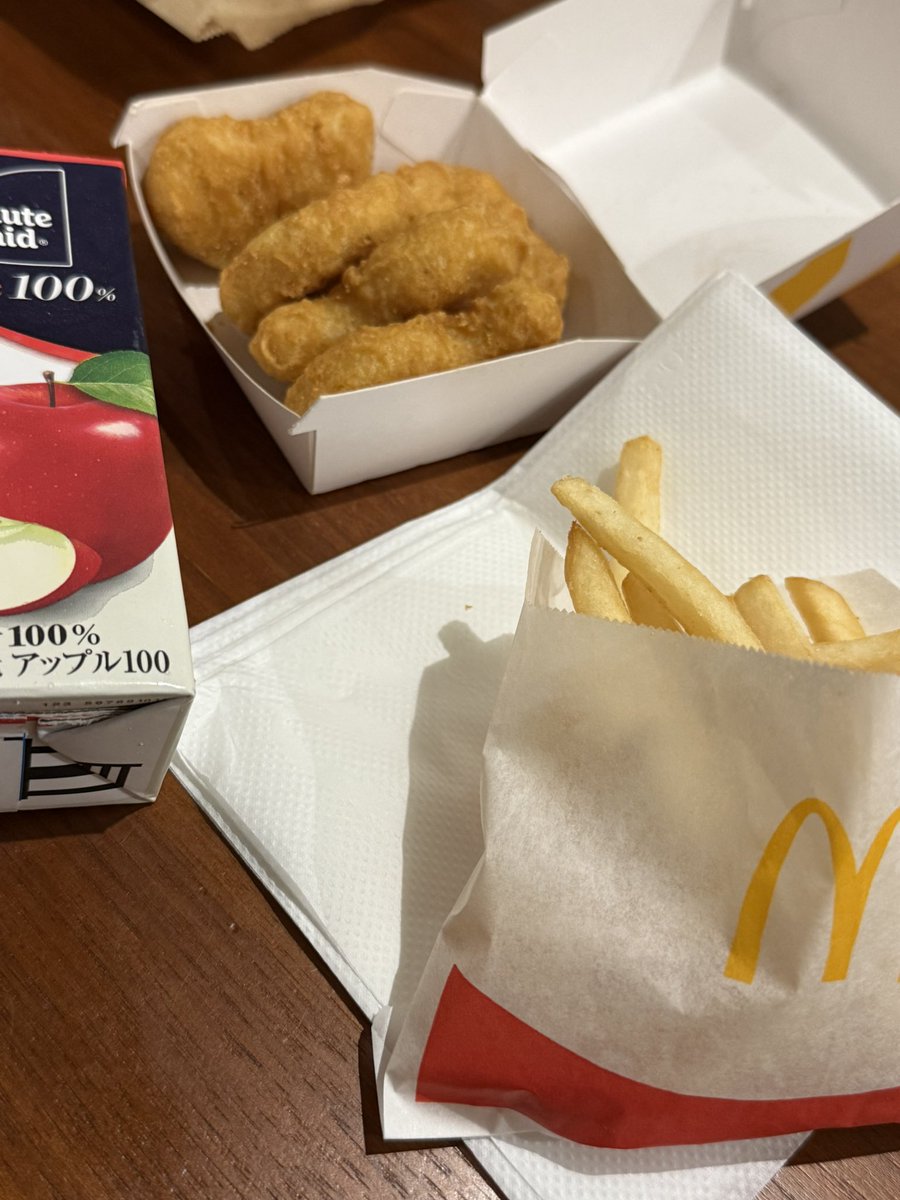 eri19810530's tweet photo. 深夜残業したご褒美に好物のマックナゲット買ったのに、家帰ったらバーベキューソース入ってなくて今ここ。。ケチャップじゃだめなのよ。。

もうこの時間からお店に電話するのもやだし、悲しい1日の終わり方でした。。 https://t.co/HcPnkNTUbJ