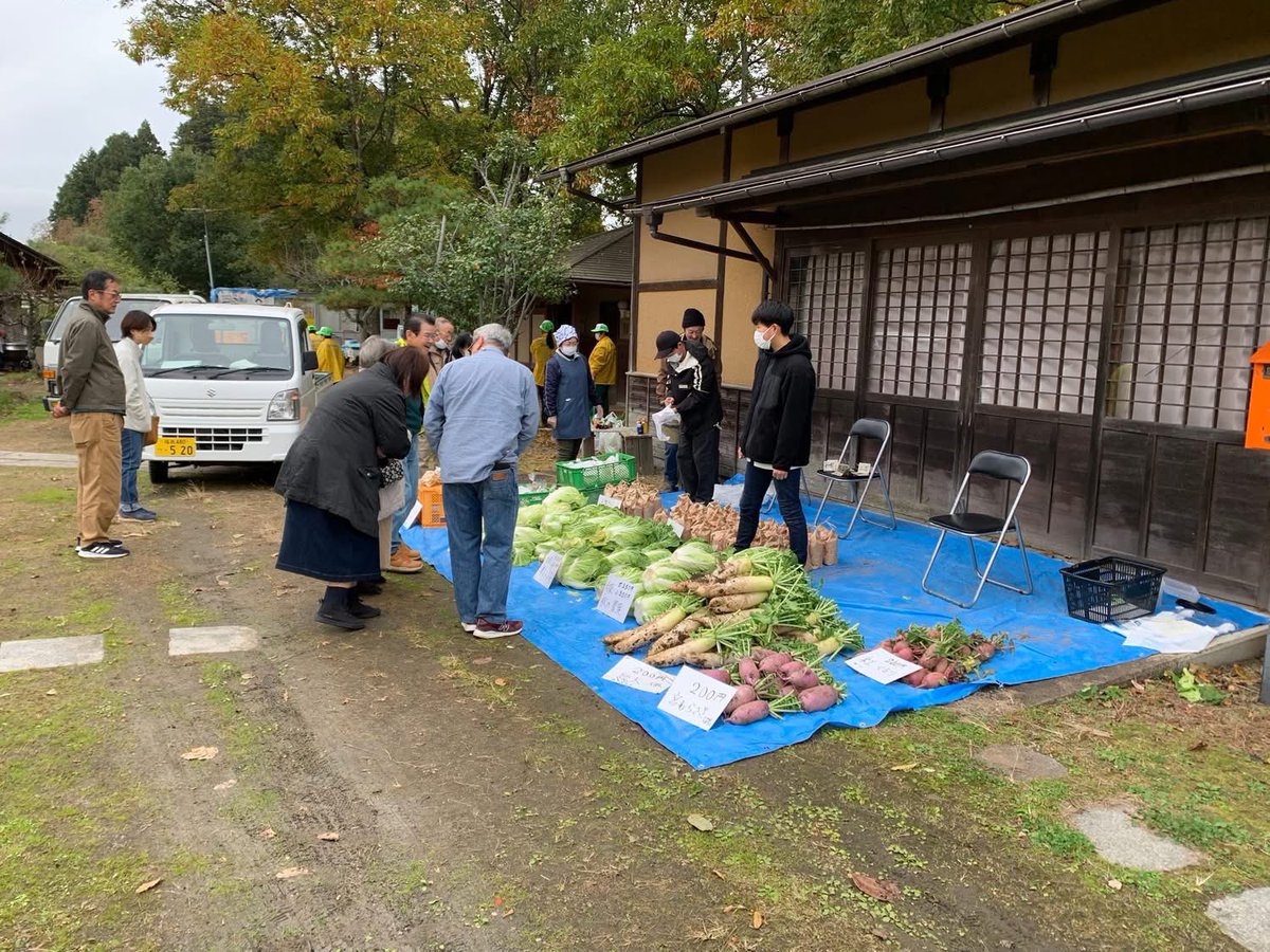 oodairahnw's tweet photo. 二本松警察署ボランティアの「リリーバース」の皆さんも慣れない「もちつき」を経験して、思ったより重い「杵」に苦労していました。
今年は野菜の出来が良くなくて、直売の野菜の種類が少なかったのですが、「毎年楽しみにしている」と声をかけていただきました。 https://t.co/qZ71QYDT57