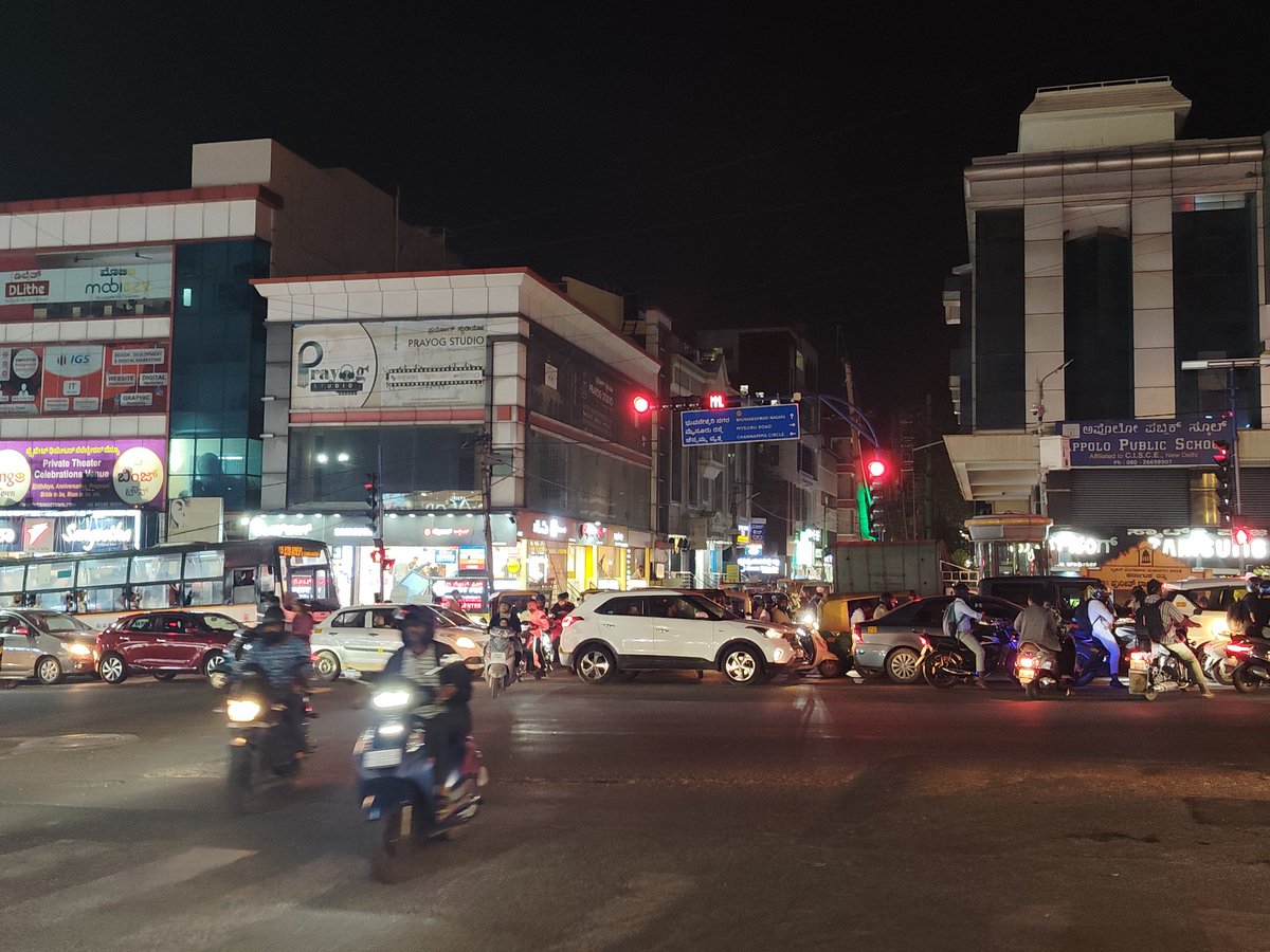 TheKannadiga_RF's tweet image. @blrcitytraffic what on the earth is going on in ORR?
Hosakerehalli Main road fully clogged. ORR fully clogged.

Pic is from Kathriguppe Signal. Jam towards Janatha Bazaar Signal. 

@Dhruvnk22 do you wanna blame the new flyover for this also?

@ChristinMP_