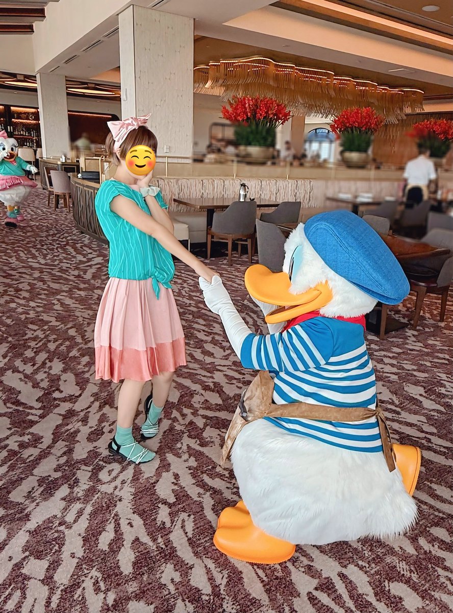 デイジーバウンドだったのでダンスの後に膝まづいて💋してくれたドナちゃん
左端をご覧下さい
#kairi_wdw