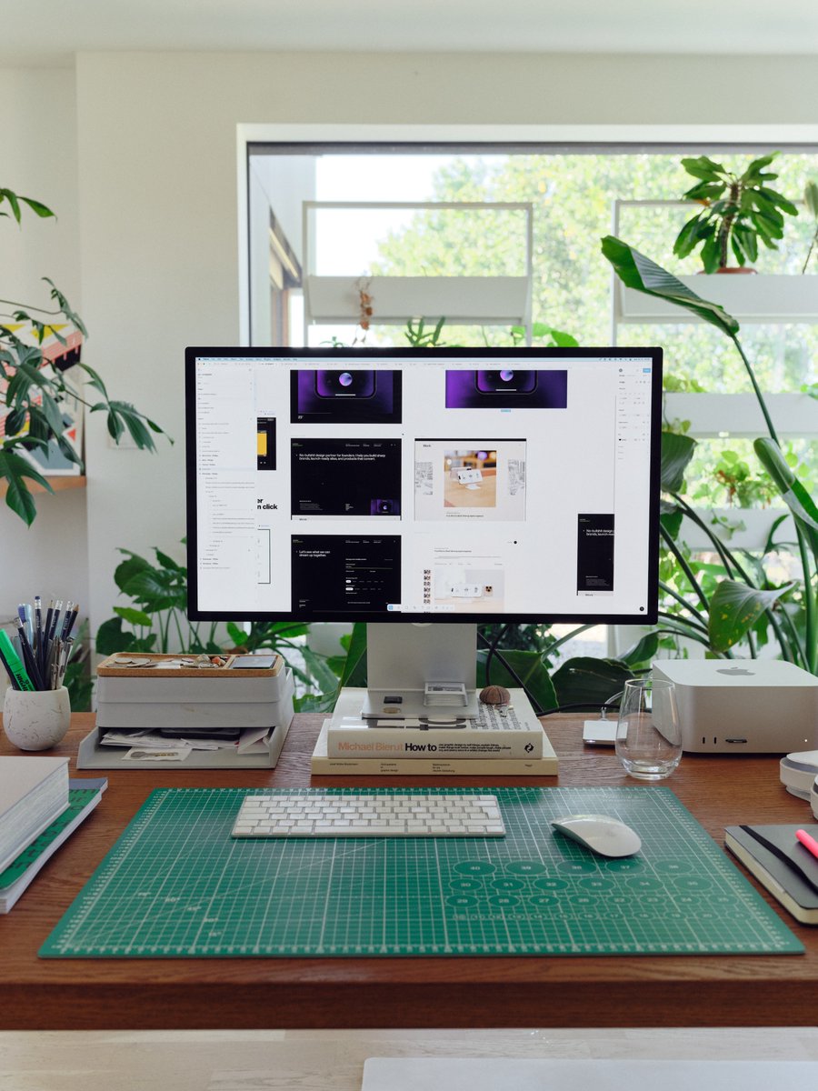 lubos_volkov's tweet image. Some snippets from my workspace. 📸
Turns out your workspace really does affect how you work.

Here’s what made the difference for me 👇

• Warm layered lighting
• Objects that actually mean something to me
• Multiple zones to work from
• Fewer things, higher quality
•…
