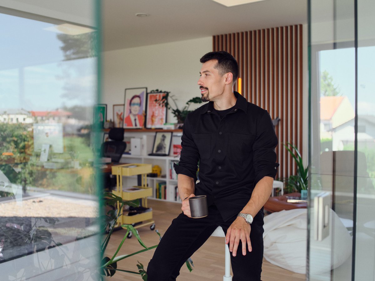 lubos_volkov's tweet image. Some snippets from my workspace. 📸
Turns out your workspace really does affect how you work.

Here’s what made the difference for me 👇

• Warm layered lighting
• Objects that actually mean something to me
• Multiple zones to work from
• Fewer things, higher quality
•…