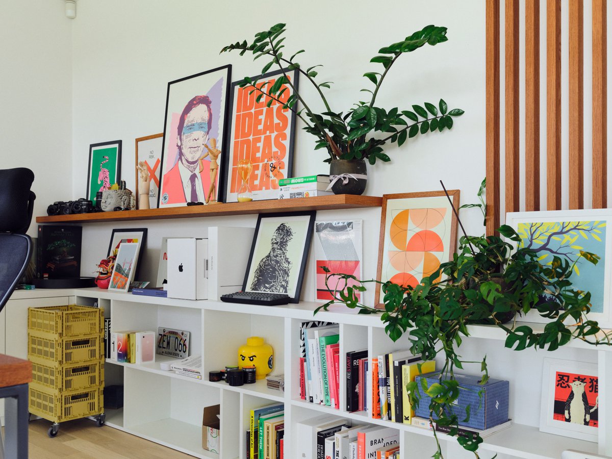 lubos_volkov's tweet image. Some snippets from my workspace. 📸
Turns out your workspace really does affect how you work.

Here’s what made the difference for me 👇

• Warm layered lighting
• Objects that actually mean something to me
• Multiple zones to work from
• Fewer things, higher quality
•…