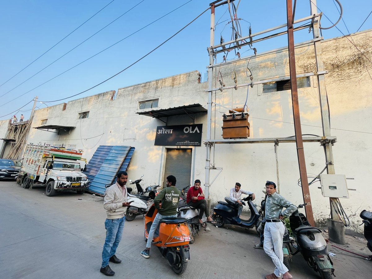 ImPrasilent's tweet image. What’s the sense of that when your service centre has been shutted down for more than 15 days 

Location : Indore @OlaElectric  Service Centre