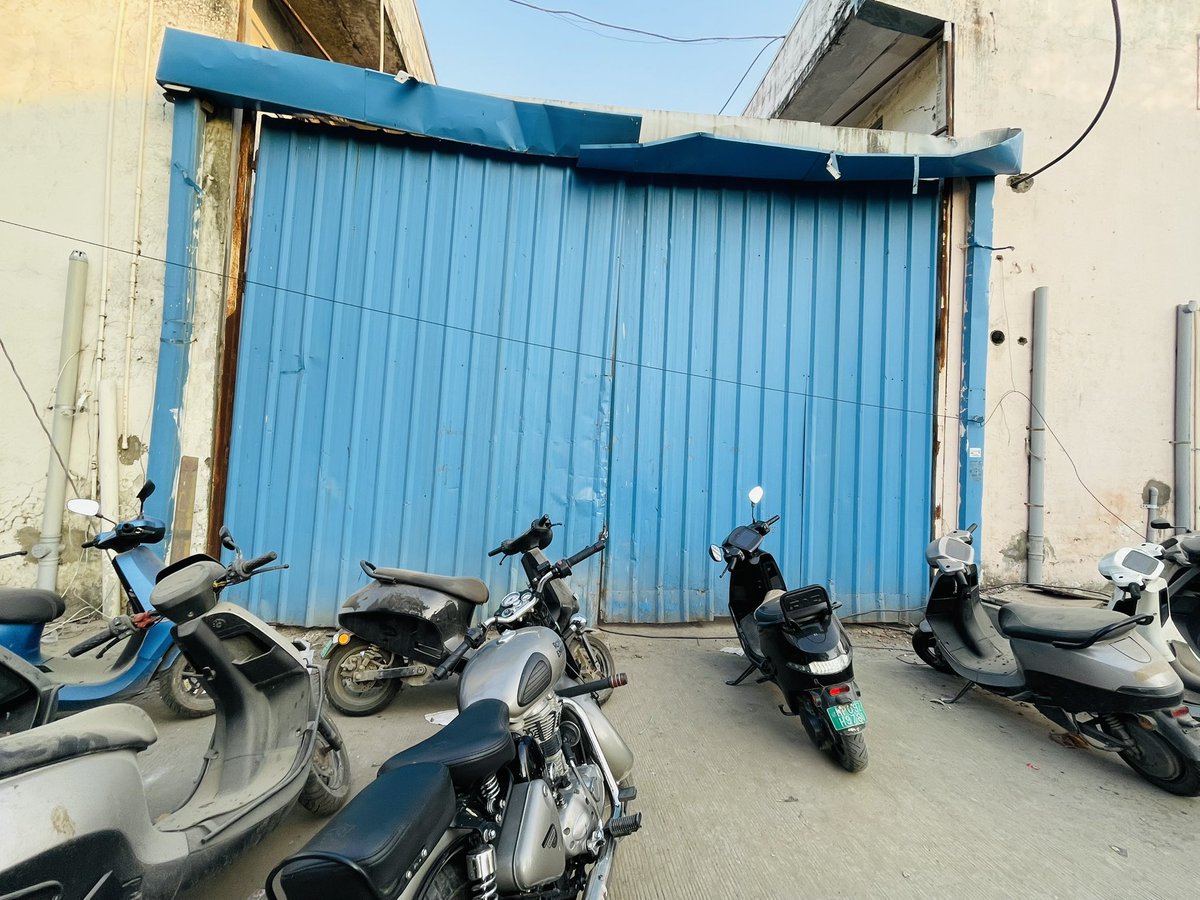 ImPrasilent's tweet image. What’s the sense of that when your service centre has been shutted down for more than 15 days 

Location : Indore @OlaElectric  Service Centre