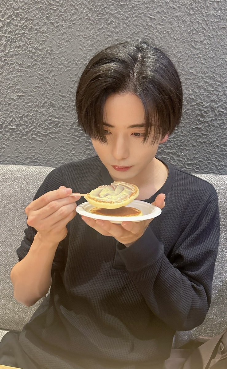 ryo_shinyogayo's tweet photo. 誕生日を迎えた瞬間から一日中幸せでした！！動画も画像も言葉もずっと大切にします。お祝いのご馳走もしっかり食べた気持ちです！誕生日を祝ってくれようとする過程から感謝です。
今日世界一幸せだったのは僕！
この後少しですがFCでコメント返信させていただきます🦈
本日はありがとうございました https://t.co/mT852ipNU0