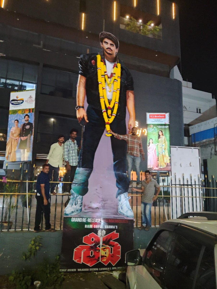 TrendsNagarjuna's tweet image. KING @iamnagarjuna 👑 #Shiva4K Cutout Hungama🔥💥⛓️💣

థియేటర్స్ లో Mass ఎఫెక్ట్, Goosebumps❤️‍🔥🕺💃

#Shiva4K #Shiva4KReRelease #KingNagarjuna ⛓️🔥💥💯

💥🔥⛓️👑🕺💃 Mass vibes, 1989 Energy Back! 💣🔥