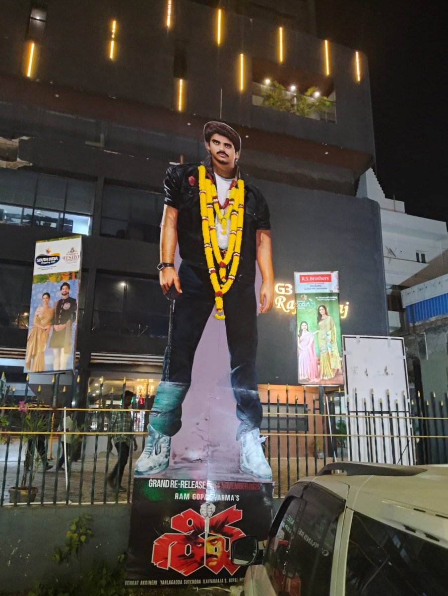 TrendsNagarjuna's tweet image. KING @iamnagarjuna 👑 #Shiva4K Cutout Hungama🔥💥⛓️💣

థియేటర్స్ లో Mass ఎఫెక్ట్, Goosebumps❤️‍🔥🕺💃

#Shiva4K #Shiva4KReRelease #KingNagarjuna ⛓️🔥💥💯

💥🔥⛓️👑🕺💃 Mass vibes, 1989 Energy Back! 💣🔥