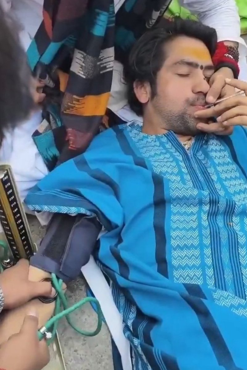 AngabeenF's tweet image. खुद का इलाज डॉक्टर से ओर अंधभक्तों का इलाज जादू मंत्रो की पर्ची से 

अरे कोई इसको गोबर खिलाओ तबियत जल्द ठीक होंगी 
या फ़िर कोई चमड़े का जूता sunghao

😂🤣🤣😂