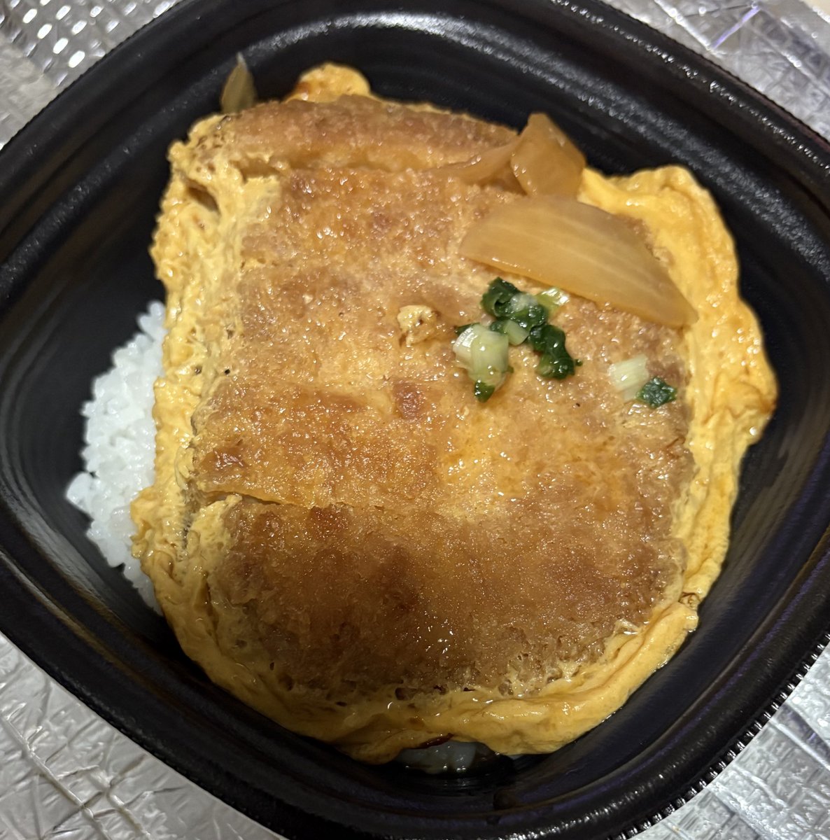 今日はとても感謝感謝な夜だったし、たらふく食べたんだけどさ…

カツ丼、親子丼、チャーハンのいずれかを食べたくなってなぁ😋

２００円引きのカツ丼をさらに食べちゃうわ😋

いつか恩返しできると良いなぁ🥰