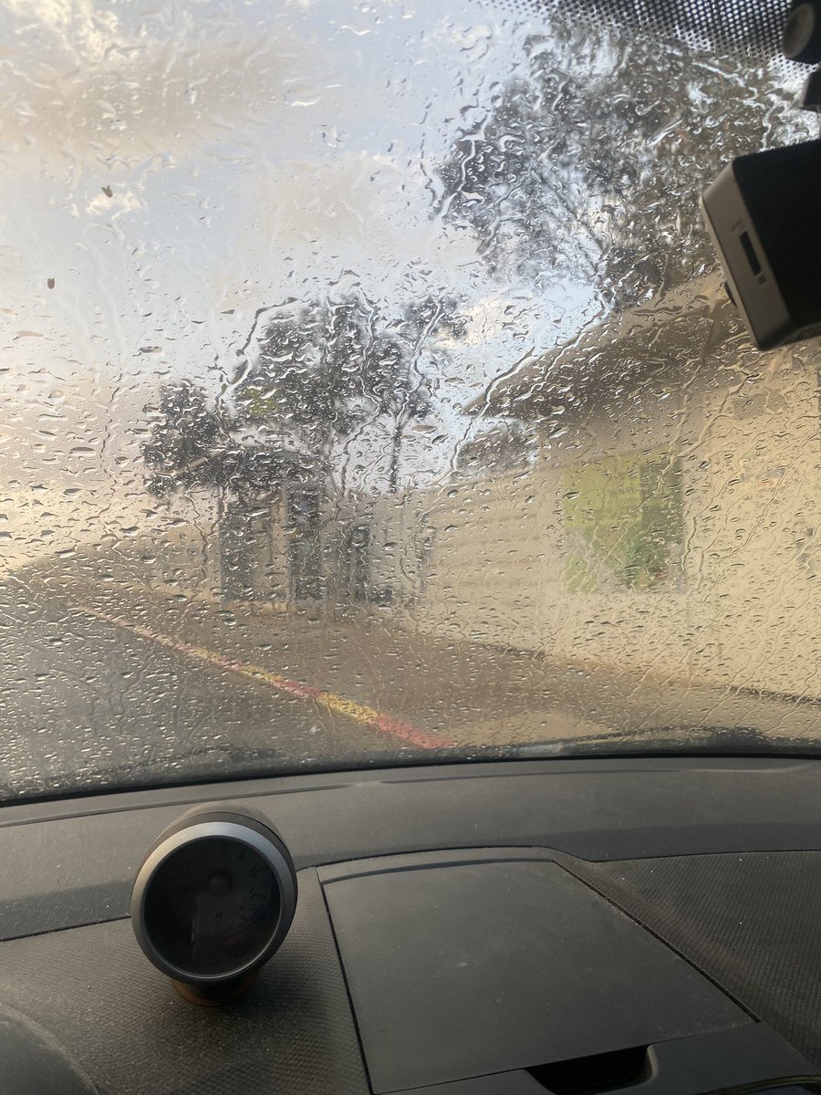 הגשם הראשון השנה.
הגשם הראשון מאז עברתי לעוטף.
מתמוגג על השילוב המדהים בין השקיעה ליורה, תוך כדי נסיעה בשדרות.
פתאום - פיצוץ מטורף. הכי חזק ששמעתי בחיים. צבע אדום.
עוצר ליד המיגונית. אומרים ששווא. ״אבל היה פיצוץ״. הילד המקומי הסביר שזה יירוט.
אוי ישראל, את מטורללת.