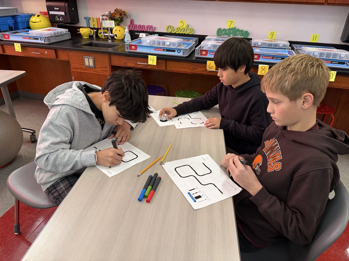 kmdunlap's tweet image. Starting our ozobot project! Ss practicing making lines and using different colors to make the ozobot move. 😊 #fairviewadvantage #solveproblems #ozobots @Ozobot @FPSchools
