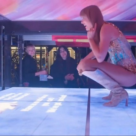 taylorswiftbr's tweet image. Antes do show começar, a equipe da &quot;The Eras Tour&quot; exibia uma mensagem no piso do palco para Taylor Swift! 😭

“Divirta-se ao máximo! Estamos com você!”