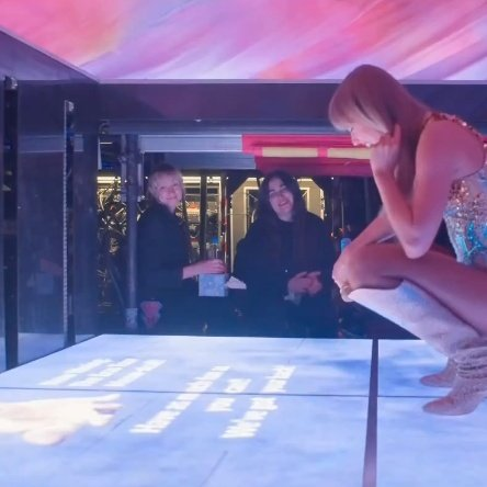 taylorswiftbr's tweet image. Antes do show começar, a equipe da &quot;The Eras Tour&quot; exibia uma mensagem no piso do palco para Taylor Swift! 😭

“Divirta-se ao máximo! Estamos com você!”