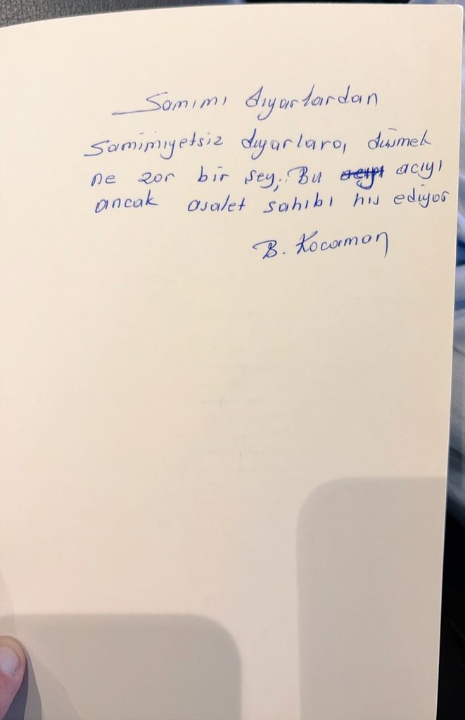 Nurşîn'den kıymetli dostumuz ve büyüklerimizden, gönlümde müstesna bir yeri olan Bahaeddin Kocaman Beyefendi’nin, bendenizin bir telifine düşmüş olduğu bu hissiyat, bendenizi ziyadesiyle mesrur etmiştir.

Kendi el yazısıyla şöyle buyuruyor:

“Samimi diyarlardan
samimiyetsiz