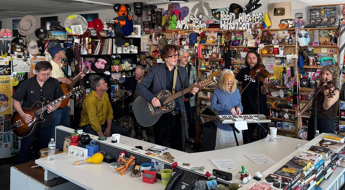 r0binsonsquango's tweet photo. tiny desk: so the concept is that it's tiny

the ever growing and huge pulp: ok https://t.co/Tqq4zOWAsC
