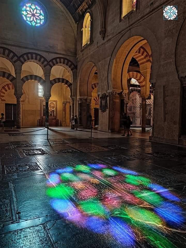 مُحَمَدٌ خَيْرُ مَنْ تُرْجَى شَفَاعَتُهُ
غداً وكُلُّ امْرِىء يُجْزَى بِمَا كَسَبَا

ذُو المُعْجِزَاتِ التي لاحَتْ شَواهِدُهَا
فَشَاهَدَ القَوْمُ مِنْ آيَاتِهِ عَجَبَا

صَلى علَيْهِ الذي أَهْدَاهُ نُورَ هُدَى
ما هَبَتِ الريحُ مِنْ بَعْدِ الجَنُوبِ صَباً
#لسان_الدين_بن_الخطيب