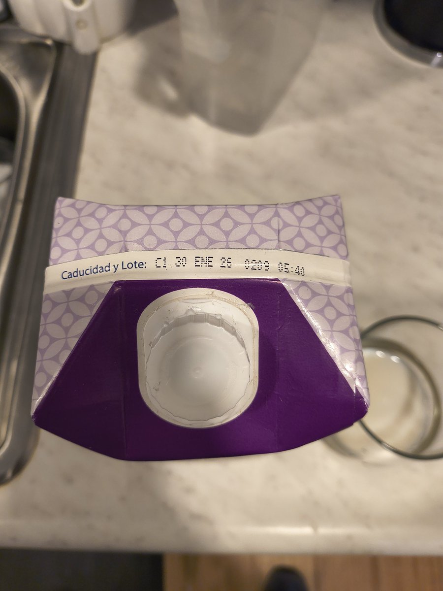 CARLOSHERZ's tweet photo. @alpuraoficial ayer compré esta leche y la acabo de abrir.el empaque es diferente con una imagen nueva y el sabor también. No sé que le hicieron pero tiene un ligero sabor amargo metalico https://t.co/BQJOhU5bD3
