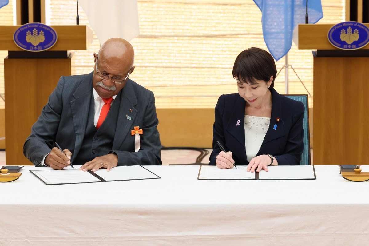 MofaJapan_en's tweet image. PM TAKAICHI held a meeting with the Hon. Mr. Sitiveni Ligamamada RABUKA, Prime Minister of the Republic of #Fiji, followed by a Signing Ceremony for the Japan-Fiji “Lomavata Kizuna Partnership” to elevate the bilateral relations to a greater heights. 
(Photo: Cabinet Public