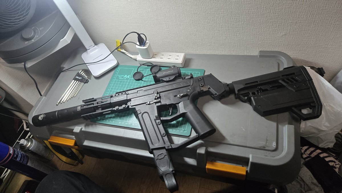 これが、こうなりました✌
<a href="/trash89814701/">trash がらくた屋</a> さんにて、アウターバレルをカット&amp;ネジ穴を切ってもらいました。めちゃめちゃ丁寧な仕上がり、そしてDMでの対応でした。
本当にありがとうございます🙏
(皆さんも是非🙄)
サプをハンドガードに食い込ませたたかったので、オーダーメイド♥しました。