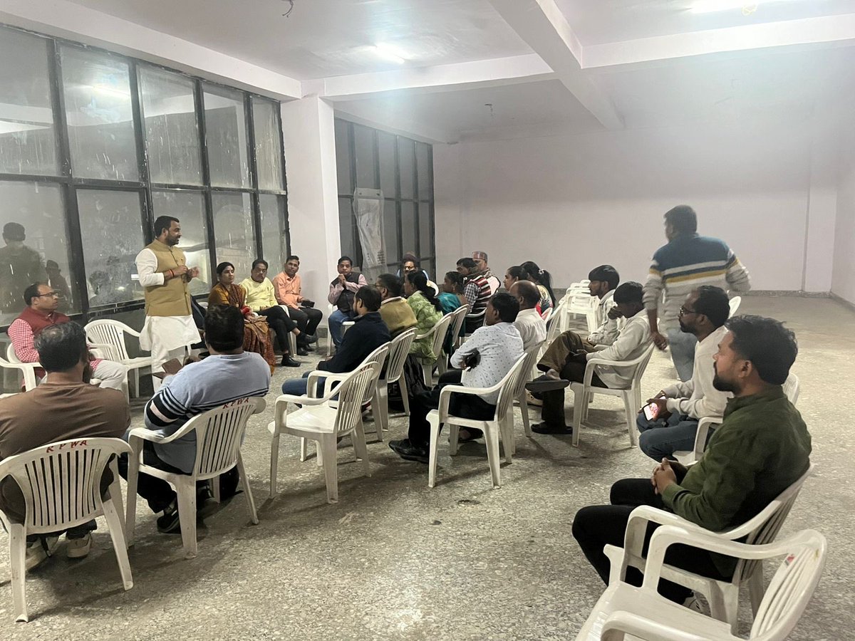 आज नारायण मंडल में निगम पार्षद के उपचुनाव में सेवा बस्ती के 10 बूथ अध्यक्षों के साथ बैठक कर चुनाव की योजना पर चर्चा किया ।<a href="/blsanthosh/">B L Santhosh</a>